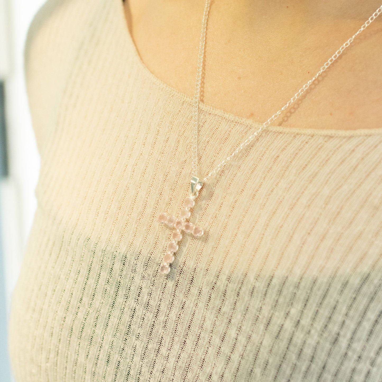 Pendente Devocional da Índia - Banhado a Prata (corrente de 45 cm) - Crucifixo de Quartzo Rosa