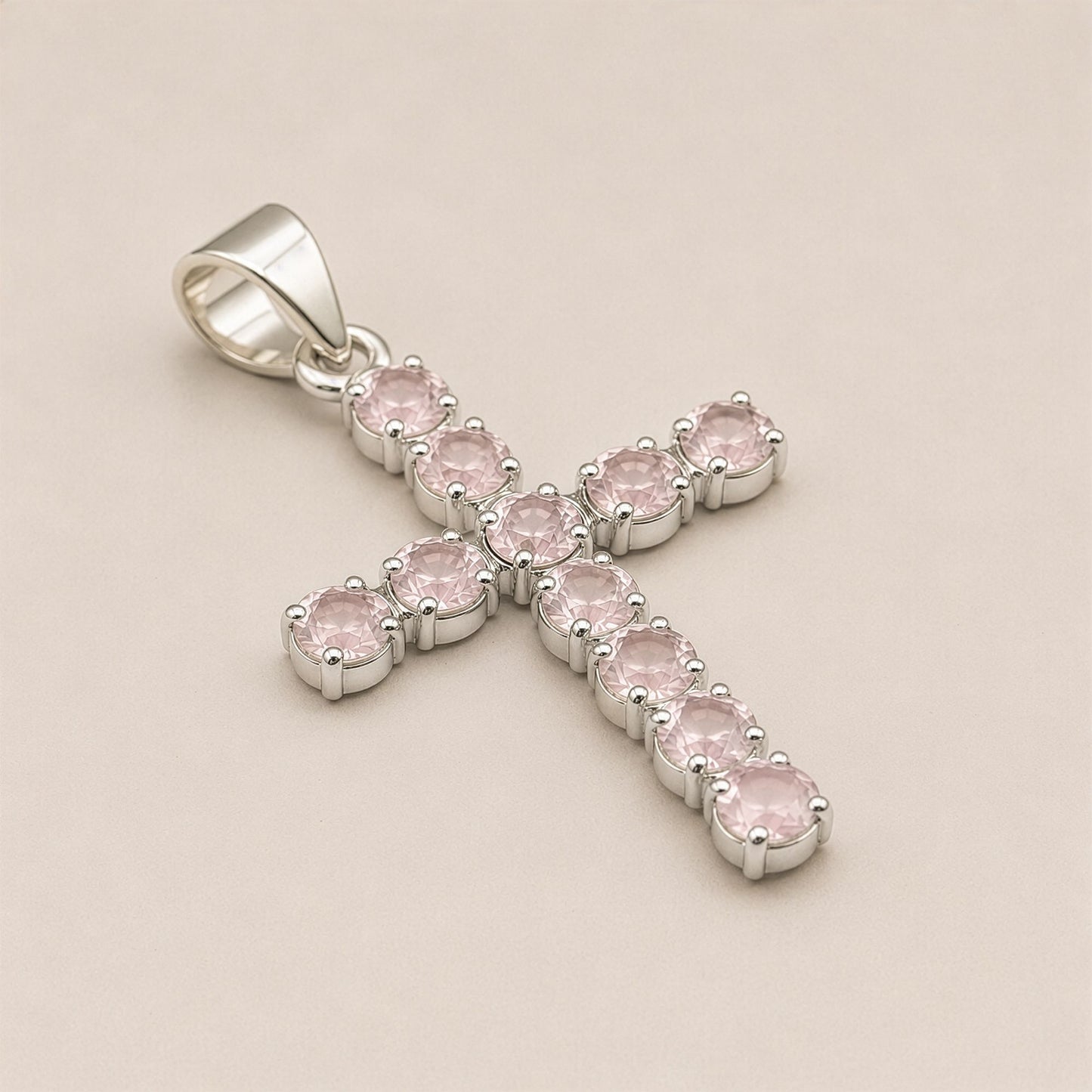 Pendente Devocional da Índia - Banhado a Prata (corrente de 45 cm) - Crucifixo de Quartzo Rosa