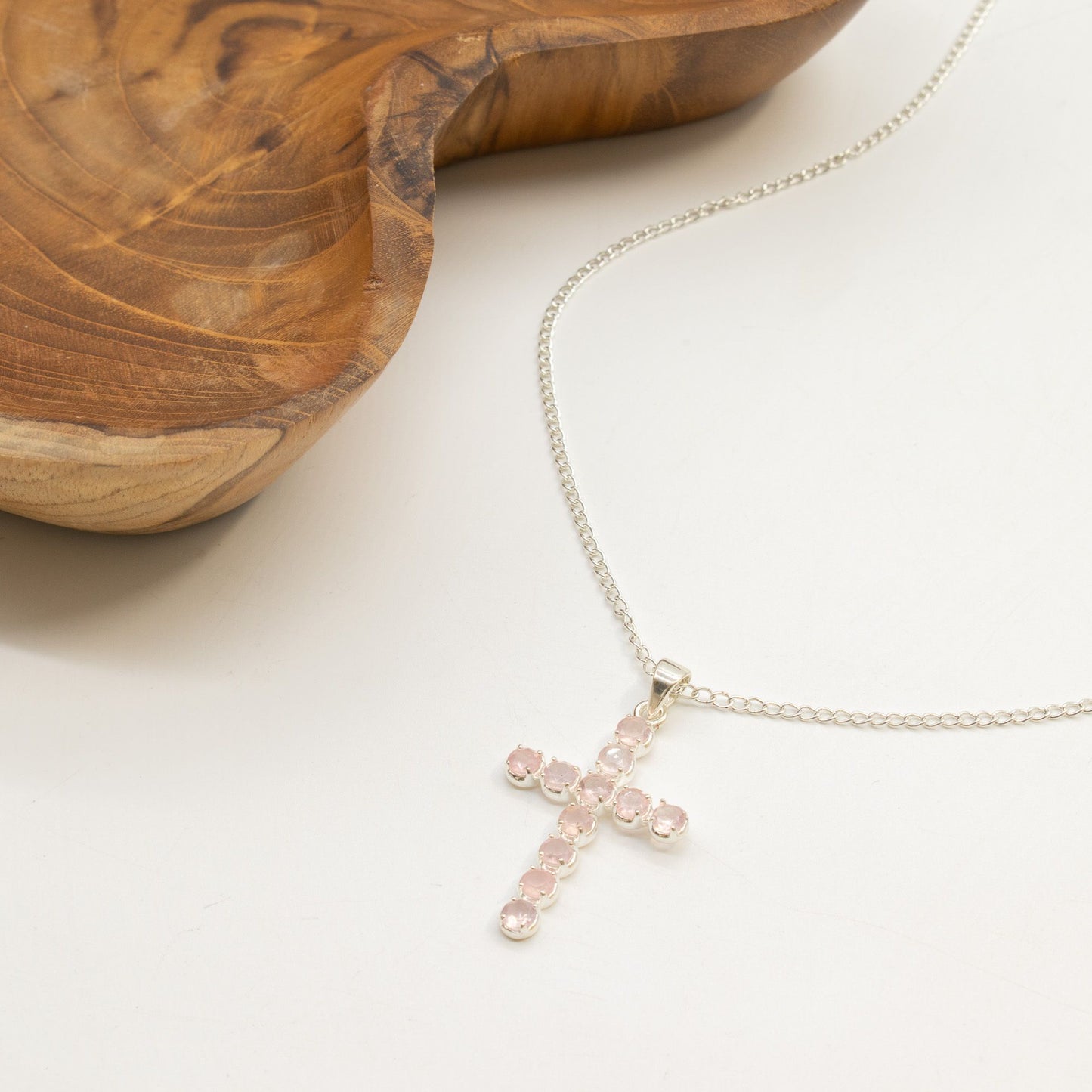 Pendente Devocional da Índia - Banhado a Prata (corrente de 45 cm) - Crucifixo de Quartzo Rosa