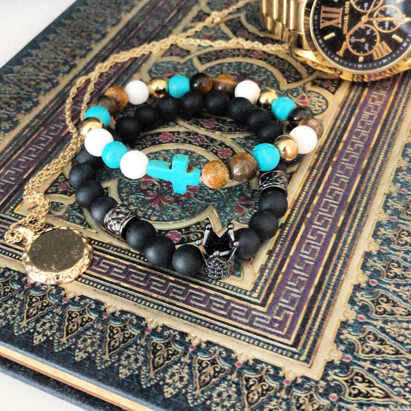 Pulseira de Pedras Preciosas - Hamsa Dourado e Pedra Branca