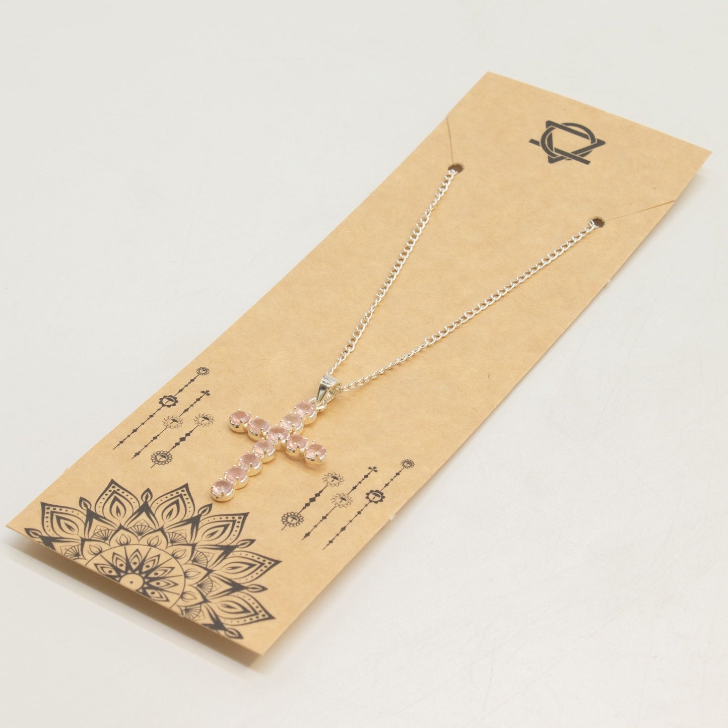 Pendente Devocional da Índia - Banhado a Prata (corrente de 45 cm) - Crucifixo de Quartzo Rosa